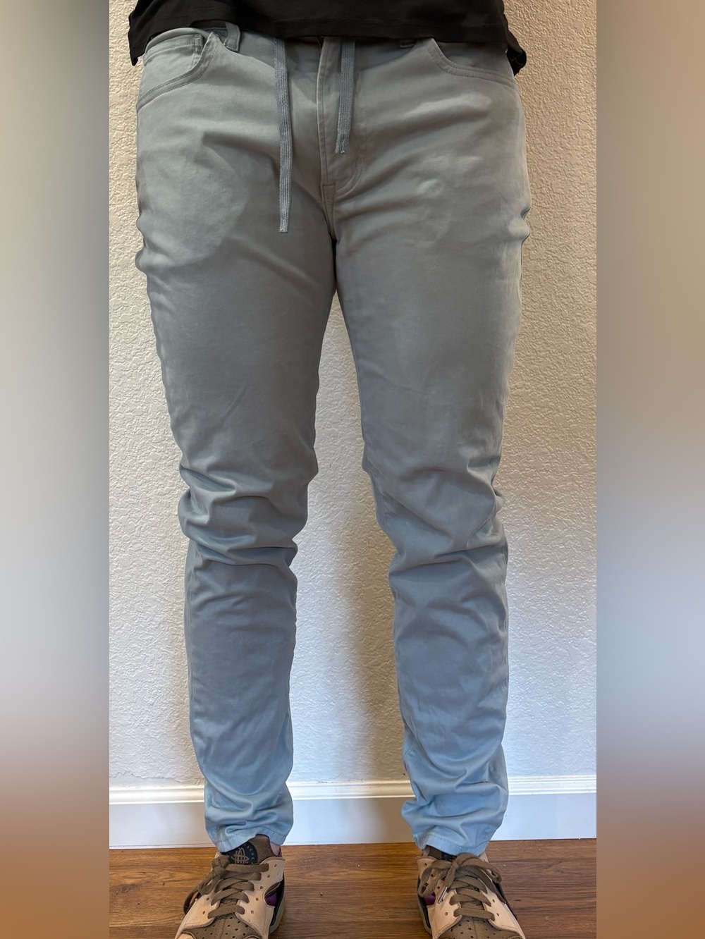 Uniqlo Men's Slim Drawstring Pants in Light Gray